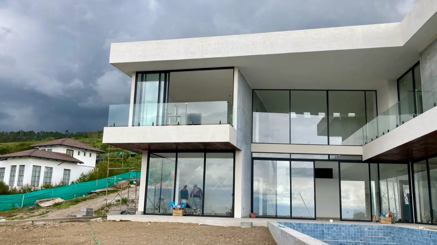 La vivienda durante los acabados, todavía con la malla de obra