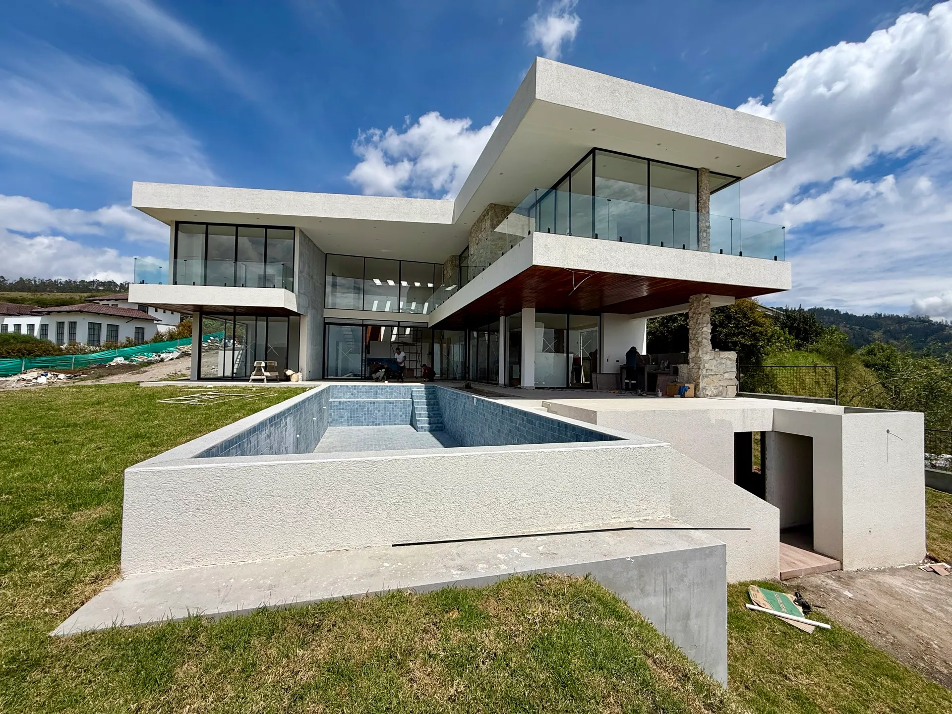 La misma casa antes de llenar la piscina y terminar el jardín