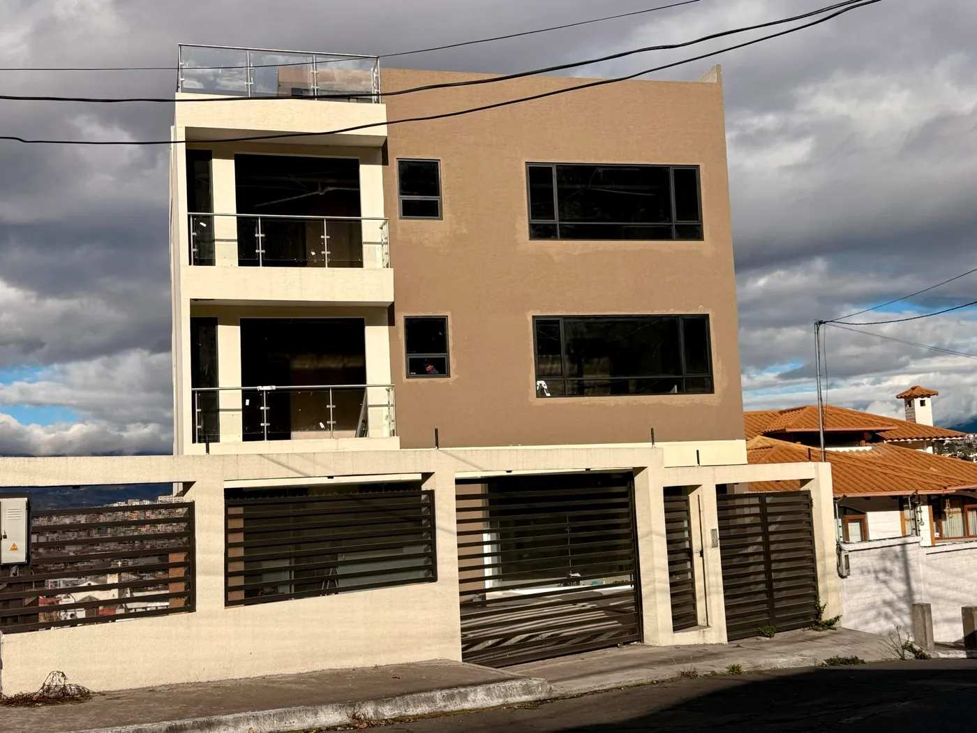 Edificio residencial de tres plantas construido por Construvid, visto desde la calle