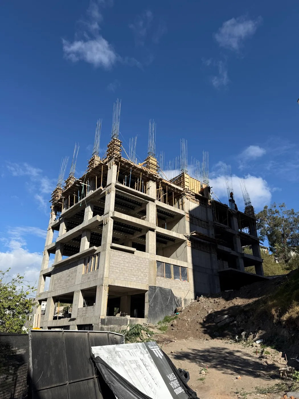 Estructura de hormigón armado de un edificio en obra gris